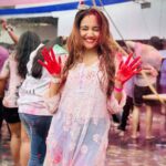 Ashi Singh Instagram - Take the world and paint it red 🎶🎵 . #HappyHoli #AshiSingh #Holi2023 #RangBarse