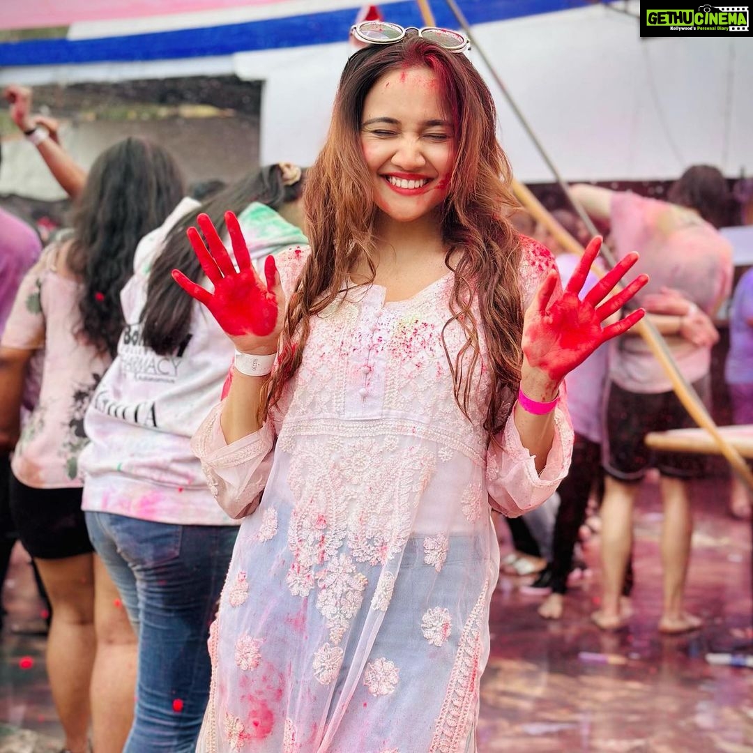 Ashi Singh Instagram - Take the world and paint it red πΆπ΅ . #HappyHoli #AshiSingh #Holi2023 #RangBarse