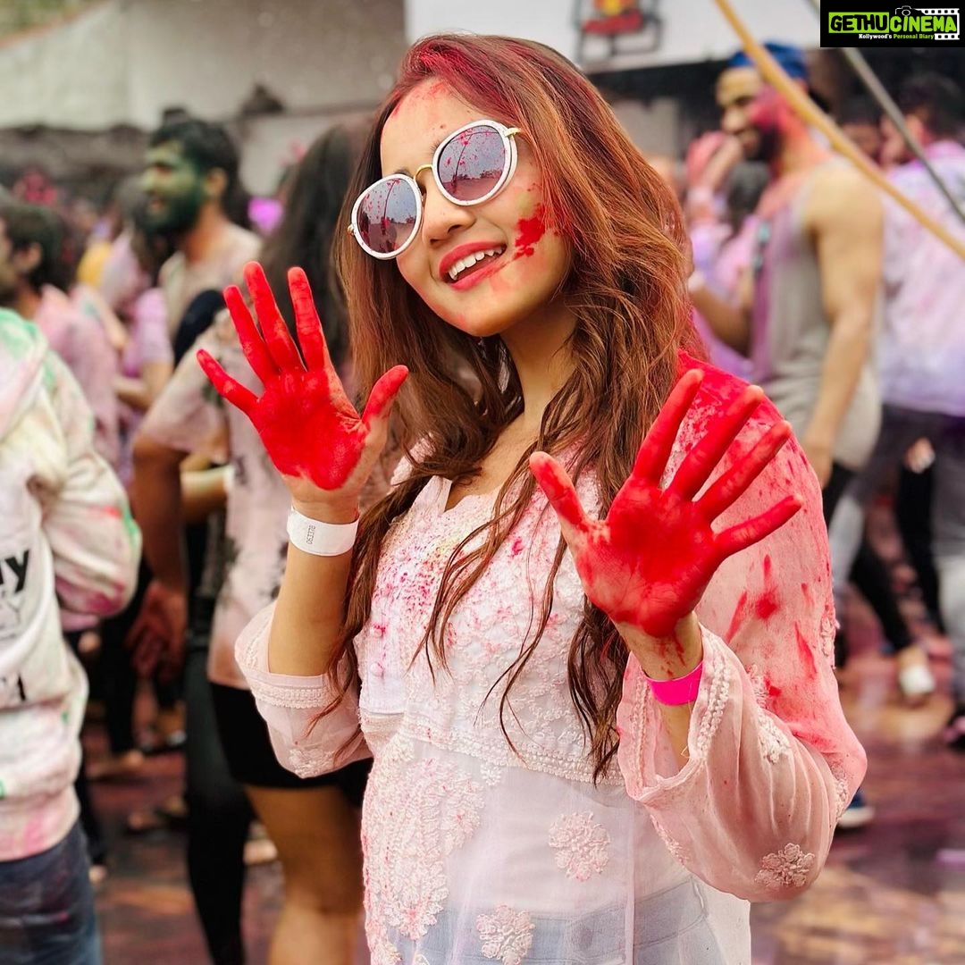Ashi Singh Instagram - Take the world and paint it red πΆπ΅ . #HappyHoli #AshiSingh #Holi2023 #RangBarse