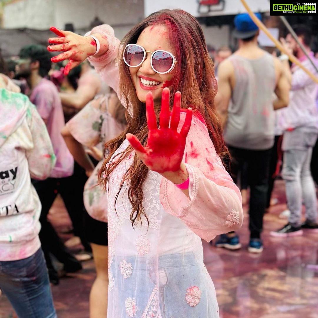 Ashi Singh Instagram - Take the world and paint it red πΆπ΅ . #HappyHoli #AshiSingh #Holi2023 #RangBarse