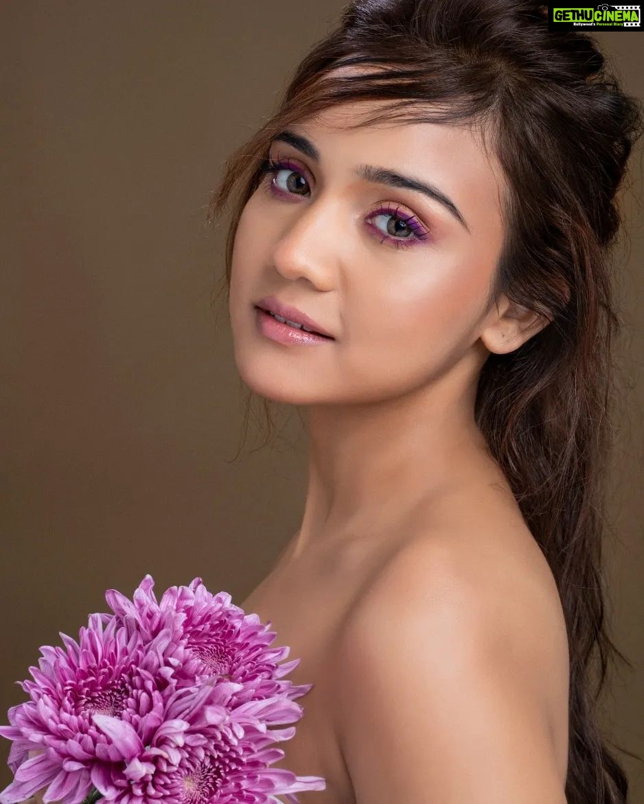 Ashi Singh Instagram - This picture should be on a magazine cover.... What do you think ? Concept, Photography & Styling - Luv Israni @luvisrrani Muse - Flawless Ashi Singh @i_ashisinghh Make up & Hair Styling - Kanika Arora @kanika_arrora Assisted by - Harshita Patel @makeoverby_harshitapatel #tvactress #insragram #instafashion #beautifulsmile #beautyshoot #fashionshoot #headshotphotographer #blackandwhite #photographerofindia #ashisingh #ashisinghfans #ashisinghofficial #luvisraniphotography #luvisrani #conceptshoot #mumbaidiaries #smile LUV ISRANI PHOTOGRAPHY