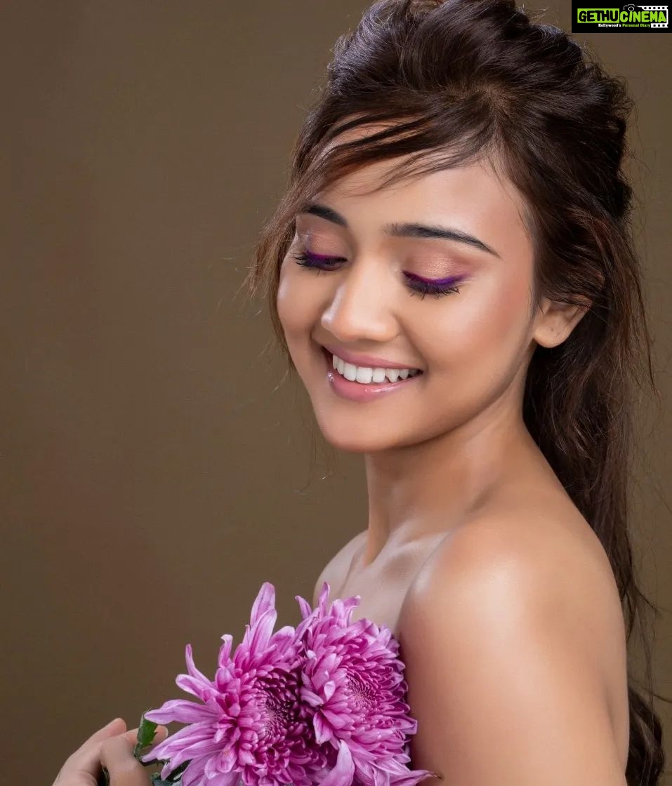 Ashi Singh Instagram - This picture should be on a magazine cover.... What do you think ? Concept, Photography & Styling - Luv Israni @luvisrrani Muse - Flawless Ashi Singh @i_ashisinghh Make up & Hair Styling - Kanika Arora @kanika_arrora Assisted by - Harshita Patel @makeoverby_harshitapatel #tvactress #insragram #instafashion #beautifulsmile #beautyshoot #fashionshoot #headshotphotographer #blackandwhite #photographerofindia #ashisingh #ashisinghfans #ashisinghofficial #luvisraniphotography #luvisrani #conceptshoot #mumbaidiaries #smile LUV ISRANI PHOTOGRAPHY