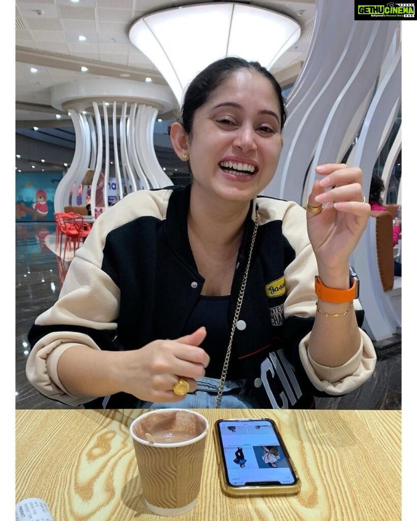 Avantika Khatri Instagram - A Hearty Laugh and a cup of Hot Chocolate ! बन गया दिन !! बस और क्या चाहिए ! 😆😍 The greatest religion is to be true to your own nature isn’t it ?! 😁 . #hearty #laugh #laughter #with #hotchocolate #love #blissful #day #swamivivekananda #quotes #changedme #happilyeverafter #happygirl #wintervibes #bomberjacket #gold #streetwearfashion #smileface #wings #burningbright #clothing #fitness #makesmesmile #globetrotters #actress #filmmaker #producer #celebrity #avantikakhattrilatestpics #avantikakhattri @directors_visions @avantikakhattri Pune, Maharashtra