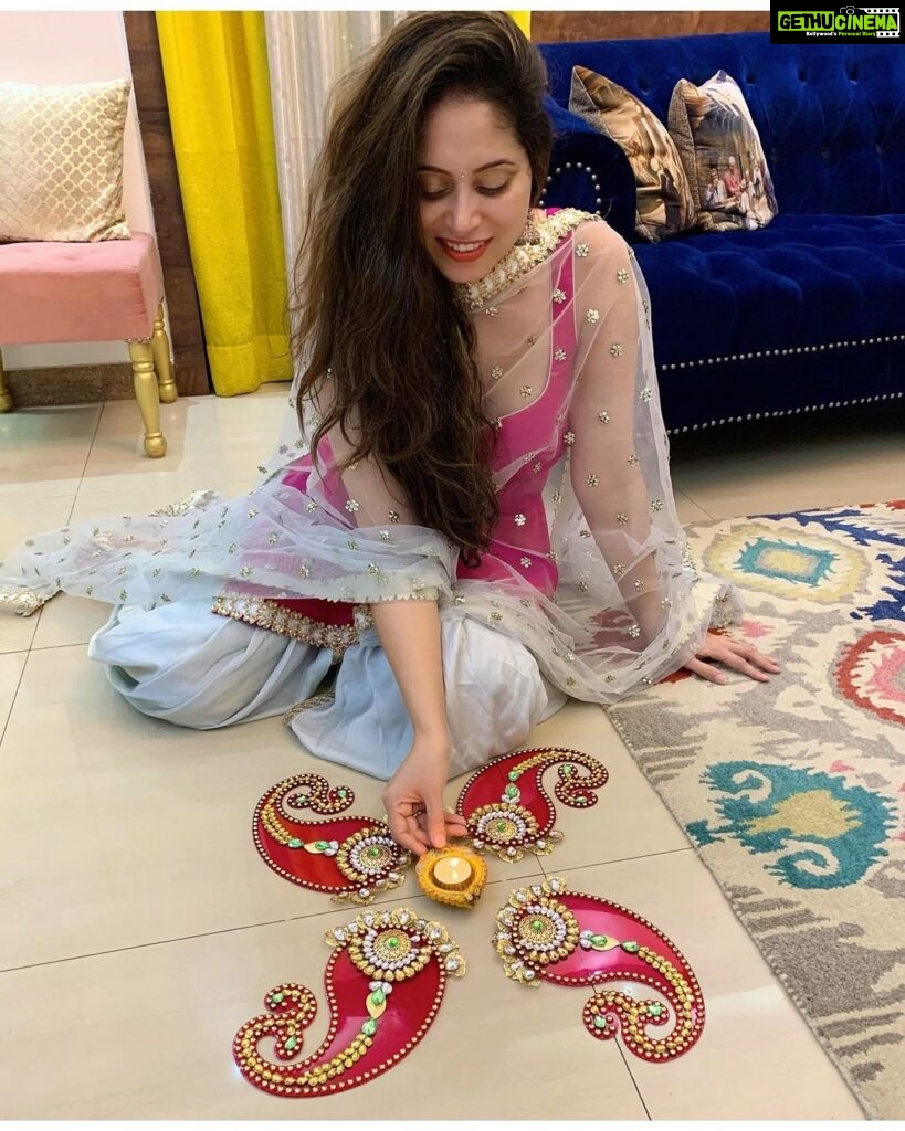 Avantika Khatri Instagram - शुभ दीपावली २०२१ 🪔💥 Here are some Not-So-Mandatory Diwali Pics. But definitely collecting them for the Memories. The best thing about Memories, is making them. The second best is collecting them in pictures. . #KudiAK #दिवाली #दीपावली #diwali2021 #diwaliwishes #lights #diya #diyas #crackers #patakha #pink #dupatta #gold #silver #happygirl #smileface #wings #burningbright #bindi #indian #indianwear #ethnicwear #fushia #globetrotters #actress #filmmaker #producer #celebrity #avantikakhattrilatestpics #avantikakhattri @directors_visions @avantikakhattri