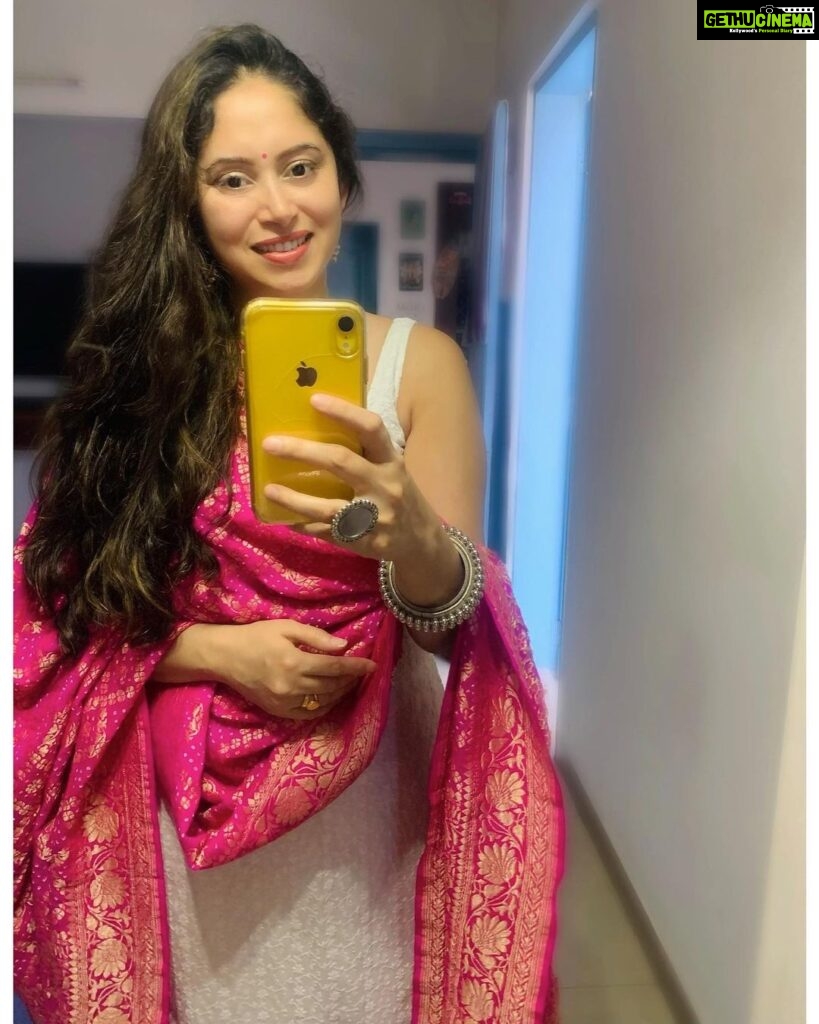 Avantika Khatri Instagram - शुभ धनतेरस… शुभ दीपावली २०२१ 🪔✨💥 . #KudiAK #धनतेरस #dhanteras #dhanteraswishes #मंदिर #mandir #temple #darshan #dhanteras2021 #गुलाबी #ranipink #dupatta #gold #silver #happygirl #smileface #wings #burningbright #bindi #indian #indianwear #ethnicwear #fushia #globetrotters #actress #filmmaker #producer #celebrity #avantikakhattrilatestpics #avantikakhattri @directors_visions @avantikakhattri