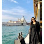 Avantika Khatri Instagram - @ My Unfiltered Best ! बहुत दूर तक जाना पड़ता है.. सिर्फ़ जानने के लिए कि नज़दीक कौन है. Also... if you want to know who your tribe is,, speak your truth. Then see who sticks around. Those are the people who get a spot in your blanket fort. Location - On a Waterbus in Venice, Italy 🇮🇹 . #KudiAK #venicelake #waterbus #Limitless #Truth #standingthetestoftime #beforecorona #before #pandemic #sunkissed #sun #sea #lake #black #overall #travel #sexy #mornings #venice #italy #avantika #khattri #filmmaker #bollywoodactress #producer #actor #beauty #celebrity #avantikakhattrilatestpics #avantikakhattri @directors_visions @avantikakhattri