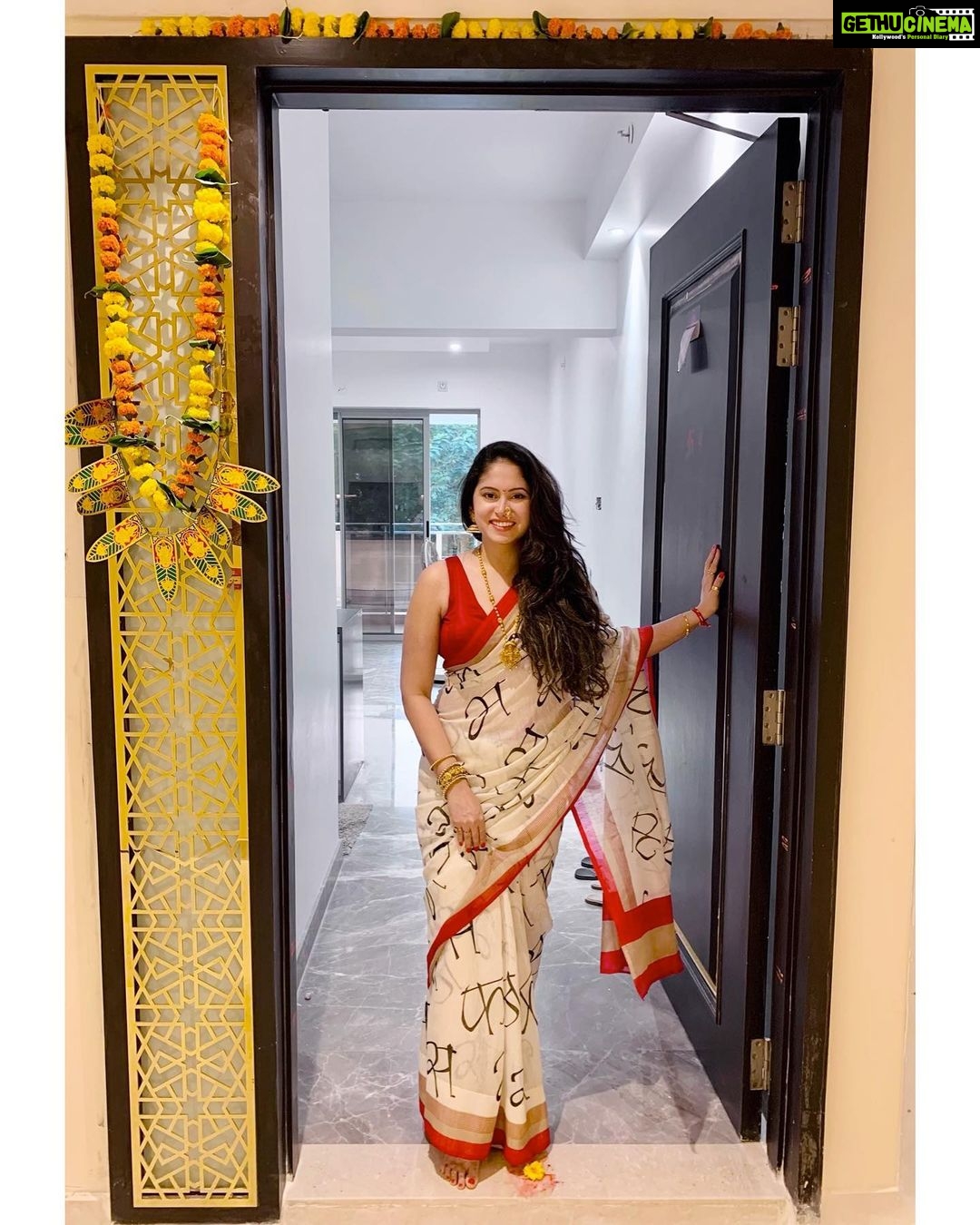 Avantika Khatri Instagram - गृह प्रवेश पूजा, गुड़ी पड़वा के शुभ मुहूर्त पे । 🙏🏻 . #AK #and #Milind #luxuryhomes #we #did #it #newhouse #onemore #housebeautiful #mynew #home #gudipadwa #grahpravesh #eventful #day #summervibes #love #pretty #avantika #khattri #filmmaker #mumbai #pune #india #bollywoodactress #producer #celebrity #avantikakhattrilatestpics #avantikakhattri @directors_visions @avantikakhattri