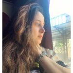 Avantika Khatri Instagram - फिर हुआ यूँ कि, सब्र की उँगली पकड़ के हम इतना चले की रास्ते हैरान रह गए…..। ❤️🚶‍♀️ आज मन थोड़ा pensive सा है.. क्या किया जाये बताइये ?? 🤔 . #KudiAK #AK #आज #selflove #भी #shortage #मे #है 😆 #फिर #भी #प्यार #तो #करती #हूँ #ख़ुद #से #train #मे #थी #यारों #भारत #भ्रमण #bollywoodactress #producer #filmdirector #filmmaker #manu #avantikakhattrilatestpics #celebrity #avantikakhattri @directors_visions @avantikakhattri In Train Journey
