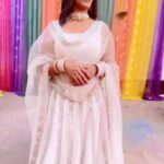 Ayesha Singh Instagram - Holi ka din hoh and koi reel na hoh woh bhi @ayesha.singh19 ke saath ?ek reel toh banti hain #Happyholi everyone