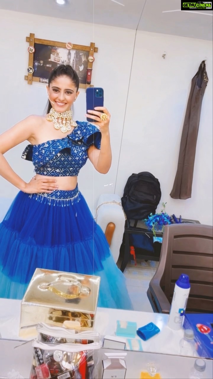 Ayesha Singh Instagram - This is almost how my last day at @ravivaarwithstarplus looked like. I couldn’t be through out the show due to unavoidable reasons and that’s why I miss having some clicks with the rest of my lovely cast and crew…But I am so happy to share the little i hold close to my heart ..!! ❤️..