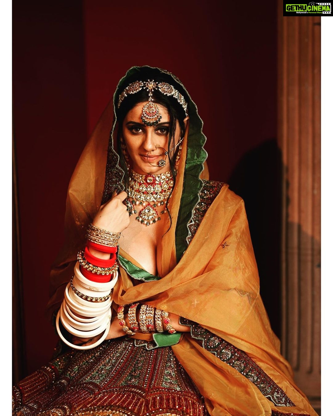 Ayesha Singh Instagram - @nehaadhvikmahajan Version of Ayesha Singh ❤️. Shoot Concept:- @nehaadhvikmahajan @bridalsbynam 💄MUA , Hair & Styling :- @nehaadhvikmahajan MakeUp :- @myglamm 📸:- @knotsbyamp 👗Outfit:- @sudhirbhaisareewala 💍Jewellery:- @khuranajewelleryhouse Choora & Bangles :- @omsons_bridal_store