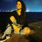 Ayesha Singh Instagram - Kuch khayal aur Kuch baatain, apno se baat leni chahiye.. Kuch khoobsoorat lamhain saath bita lene chahiye.. Baarish ka lutf utha lena chahiye… Zindagi Zara mushkil hai, isiliye kabhi kabhi Muskuralena Chahiye!! - Aapki Ayesha 💕 Marine Drive Mumbai