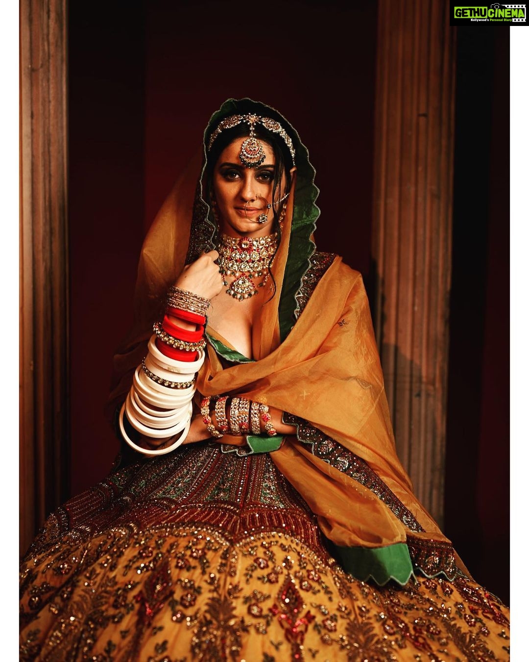 Ayesha Singh Instagram - @nehaadhvikmahajan Version of Ayesha Singh ❤️. Shoot Concept:- @nehaadhvikmahajan @bridalsbynam 💄MUA , Hair & Styling :- @nehaadhvikmahajan MakeUp :- @myglamm 📸:- @knotsbyamp 👗Outfit:- @sudhirbhaisareewala 💍Jewellery:- @khuranajewelleryhouse Choora & Bangles :- @omsons_bridal_store