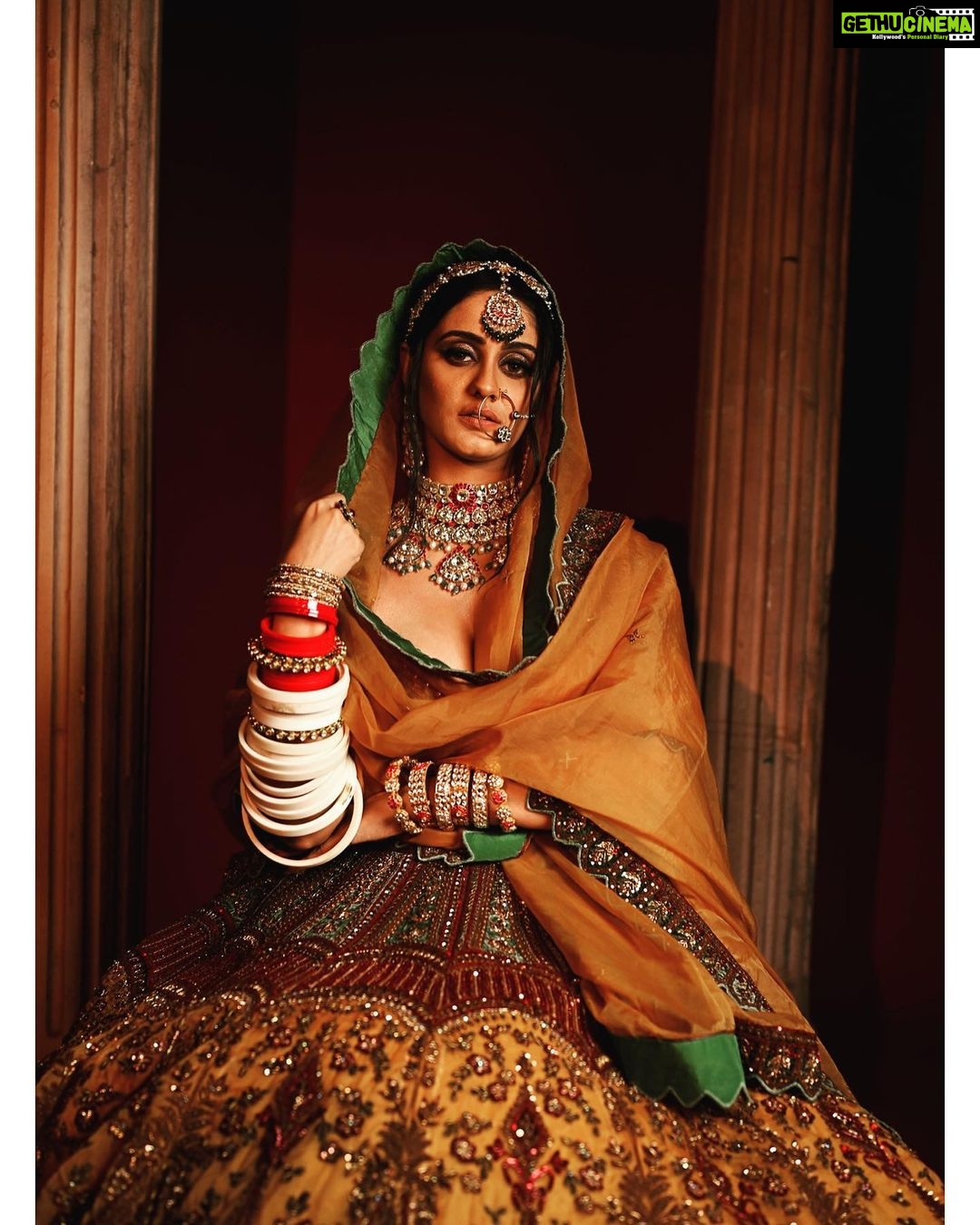 Ayesha Singh Instagram - @nehaadhvikmahajan Version of Ayesha Singh ❤️. Shoot Concept:- @nehaadhvikmahajan @bridalsbynam 💄MUA , Hair & Styling :- @nehaadhvikmahajan MakeUp :- @myglamm 📸:- @knotsbyamp 👗Outfit:- @sudhirbhaisareewala 💍Jewellery:- @khuranajewelleryhouse Choora & Bangles :- @omsons_bridal_store