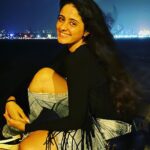 Ayesha Singh Instagram - Kuch khayal aur Kuch baatain, apno se baat leni chahiye.. Kuch khoobsoorat lamhain saath bita lene chahiye.. Baarish ka lutf utha lena chahiye… Zindagi Zara mushkil hai, isiliye kabhi kabhi Muskuralena Chahiye!! - Aapki Ayesha 💕 Marine Drive Mumbai