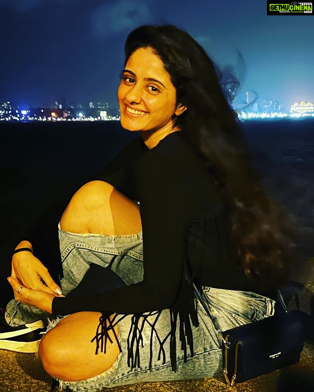 Ayesha Singh Instagram - Kuch khayal aur Kuch baatain, apno se baat leni chahiye.. Kuch khoobsoorat lamhain saath bita lene chahiye.. Baarish ka lutf utha lena chahiye… Zindagi Zara mushkil hai, isiliye kabhi kabhi Muskuralena Chahiye!! - Aapki Ayesha 💕 Marine Drive Mumbai