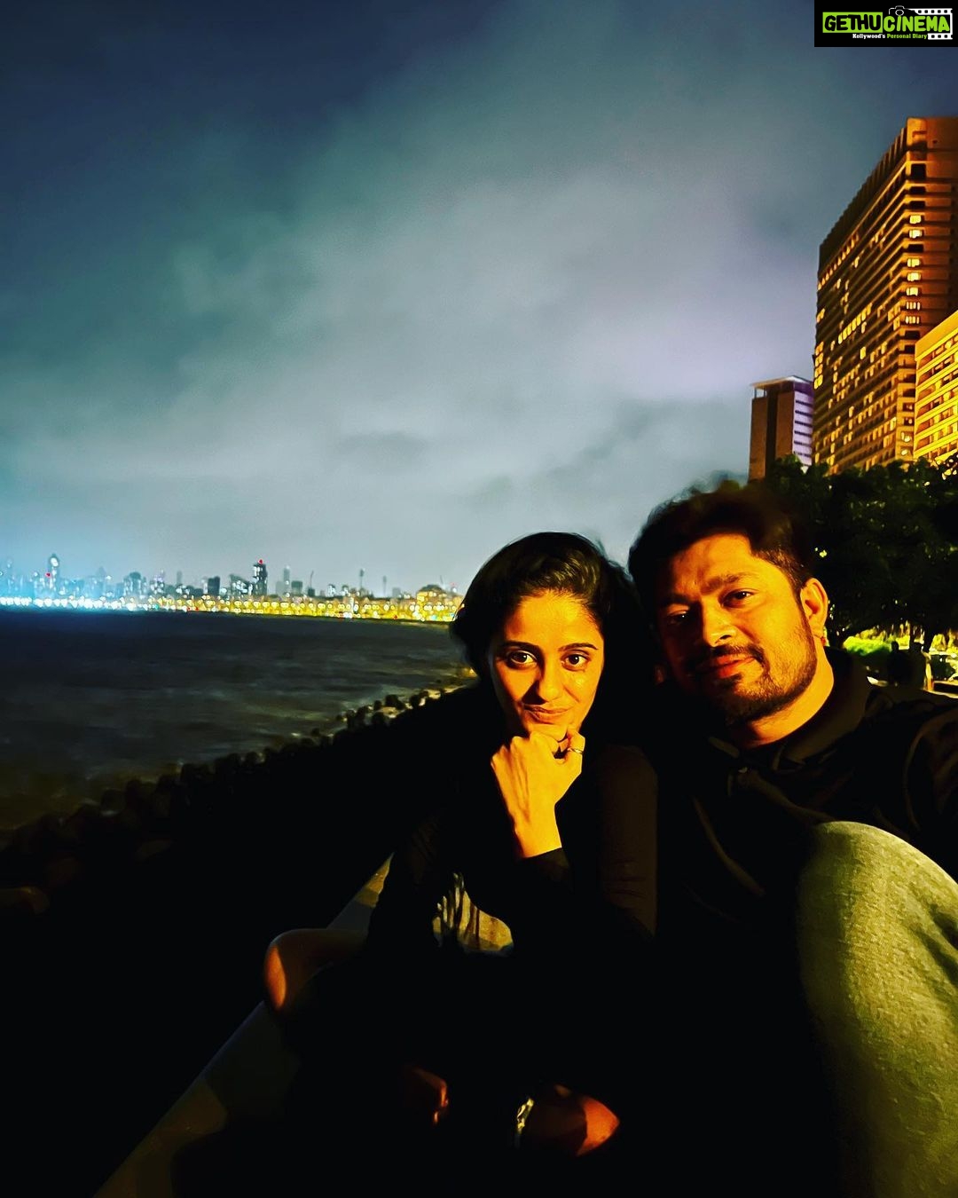 Ayesha Singh Instagram - Kuch khayal aur Kuch baatain, apno se baat leni chahiye.. Kuch khoobsoorat lamhain saath bita lene chahiye.. Baarish ka lutf utha lena chahiye… Zindagi Zara mushkil hai, isiliye kabhi kabhi Muskuralena Chahiye!! - Aapki Ayesha 💕 Marine Drive Mumbai