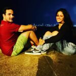 Ayesha Singh Instagram - Kuch khayal aur Kuch baatain, apno se baat leni chahiye.. Kuch khoobsoorat lamhain saath bita lene chahiye.. Baarish ka lutf utha lena chahiye… Zindagi Zara mushkil hai, isiliye kabhi kabhi Muskuralena Chahiye!! - Aapki Ayesha 💕 Marine Drive Mumbai