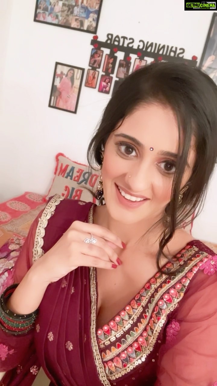 Ayesha Singh Instagram - Love is in the Air or Is it Cold ? 😜😂. #instagramreels #instagram #funnyvideos #fun