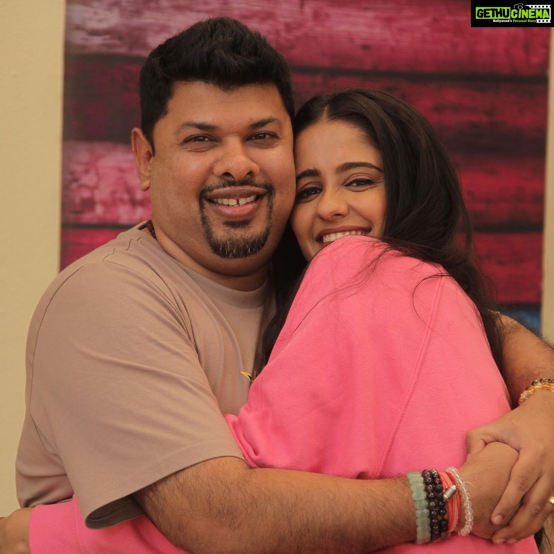 Ayesha Singh Instagram - Its fun while working with such a great creative director @siddhartha_vankar_official who leaves no stone unturned with his hard work and sincerity and I am so happy that I found a great friend in you. #ghumhaikisikeypyaarmeiin ❤️🥰 @siddhartha_vankar_official
