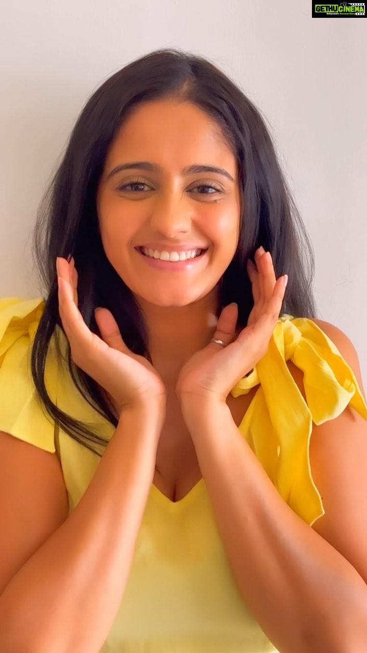 Ayesha Singh Instagram - #collaboration Want a one stop solution for your skin woes? 🤔 I got you! 💗 Made with natural ingredients 🍃and backed by science👩🔬with 30X* Vitamin C, Garnier Vitamin C serum fights dullness and dark spots with visible difference in just 3 Days.🤯 A clean formulation which is suitable for all skin types, textures, tones 👧🏻👧🏽👧🏼and can be used in all weathers☔❄️and any time of the day!🌛🌞 Get beautiful bright skin Instantly! ✨ #collaboration #Garnier #GarnierIndia #InstantBrightness #Brightness #NoSulphate #NoParaben #DarkSpots #Brigtness #Serum #VitaminC