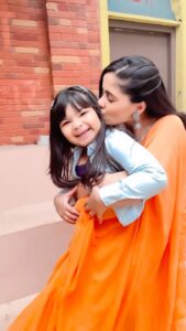 Ayesha Singh Instagram - that’s how we start our day with lots of kisses and hugs 🤗 @ayesha.singh19 @aria_sakaria . . . In love with this song @meetbrosofficial @vickykaushal09 @kiaraaliaadvani #pappijhappi #pappijhappi #cute #bonding #ayeshasingh #ariasakaria #cute #instagram #instateel #instagood #kidsofinstagram #instakids #ghumhaikisikeypyaarmeiin #ghkkpm #ghkkpmtodayepisode #savi #savijoshi #savisaijoshi #saikisavi #ghkkpmfamily #ghkkpm_love #ariasakariaassavi