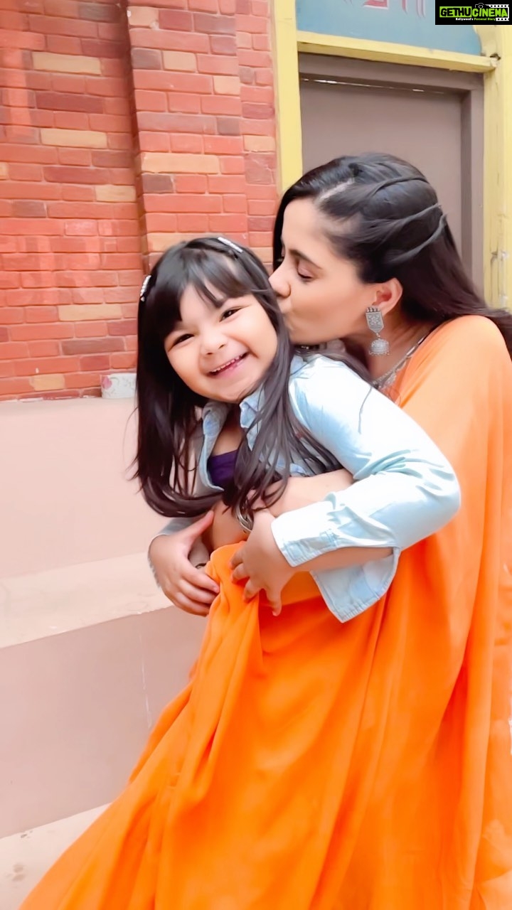 Ayesha Singh Instagram - that’s how we start our day with lots of kisses and hugs 🤗 @ayesha.singh19 @aria_sakaria . . . In love with this song @meetbrosofficial @vickykaushal09 @kiaraaliaadvani #pappijhappi #pappijhappi #cute #bonding #ayeshasingh #ariasakaria #cute #instagram #instateel #instagood #kidsofinstagram #instakids #ghumhaikisikeypyaarmeiin #ghkkpm #ghkkpmtodayepisode #savi #savijoshi #savisaijoshi #saikisavi #ghkkpmfamily #ghkkpm_love #ariasakariaassavi