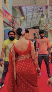 Ayesha Singh Instagram - 🥰🎉😍🎉Fun With the team .. @sanghvikenil @richardanilmacwan @sandeepm_kumar @prashant Kaushik @praveenpandey04 @kuldeep ji @sohail #ghumhaikisikeypyaarmeiin #bts