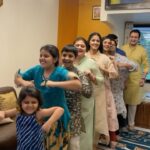 Ayesha Singh Instagram - Happy Rakshabandhan from the Mad Bunch !! 🥰🥰🤪 #trending #chickendance #trendingreels #reels #instagram #instagramreels