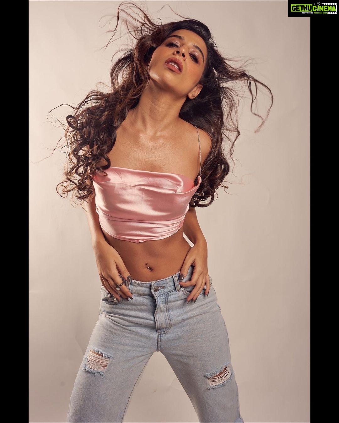 Benafsha Soonawalla Instagram - @toabhentertainment @studiotca @arindamsikdar @makeupandhairbymanasi @dimple_panjwani2315 @styling_by_priyanka @by_silmafargose @soni_rai02