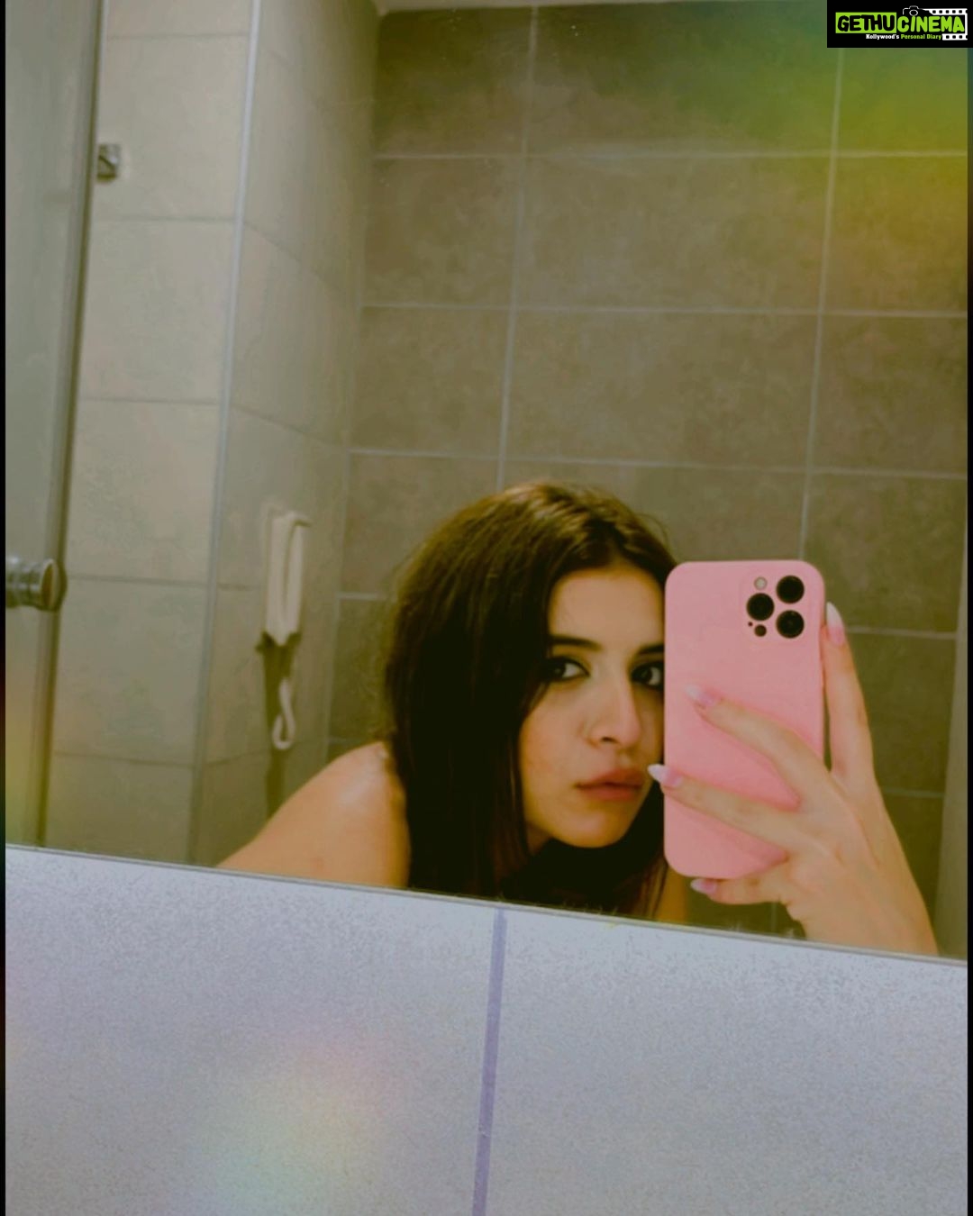 Benafsha Soonawalla Instagram - Clearly mirror pictures are my thing now