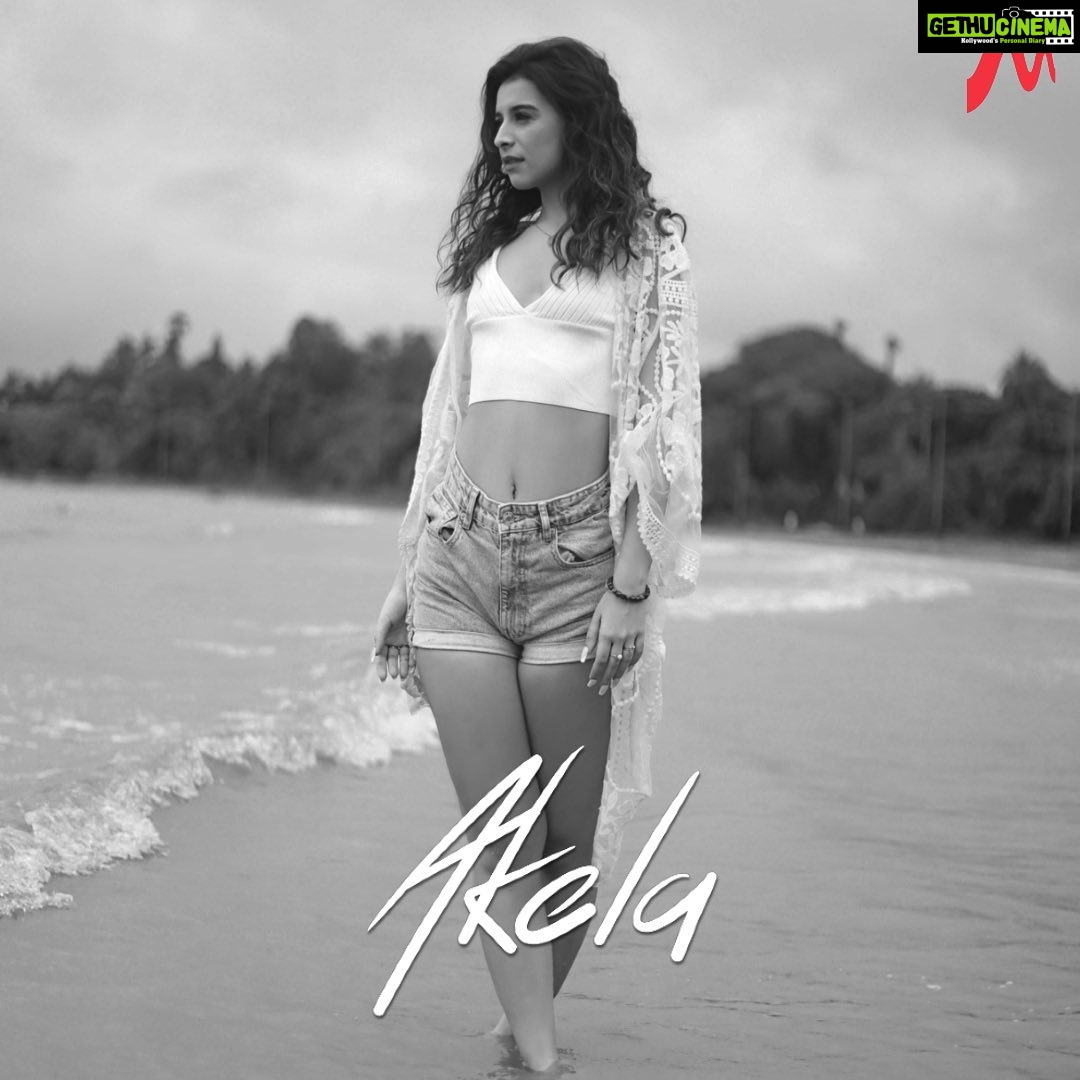 Benafsha Soonawalla Instagram - Okay y’all. It’s going to be OUT tomorrow. This beautiful song. You’re gonna love it! @rumifiedritika @musicmeansmorein @gchawla62 @thestorywala_ @charanmusic Styled by @himanshinijhawan004 Makeup- @makeupbypoojagwalani Hair- @rajeshriravidhone 📸- @sohail_joshi 🤍 Mumbai, Maharashtra