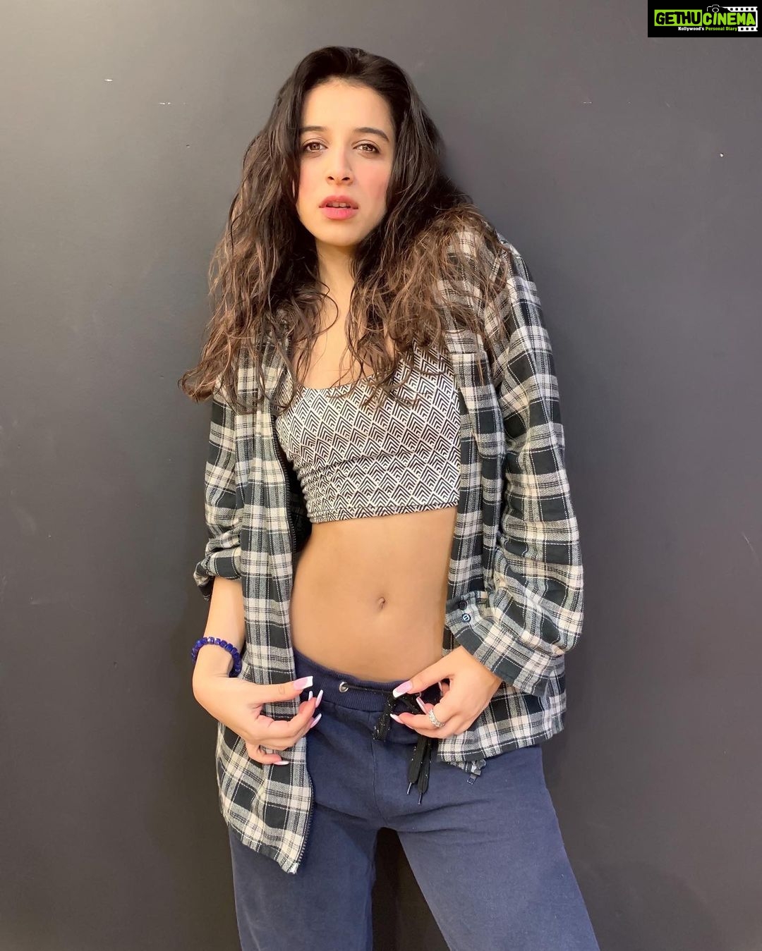 Benafsha Soonawalla Instagram - Suck yo cheeks in, look intimidating, that is your model face 💁🏻♀️🥰