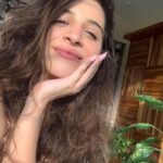 Benafsha Soonawalla Instagram - Woke up just in time to watch this cutie on @travelxptv , post which must go for a mighty hair wash 🌻🥰 Nails- @studionails_mumbai 🌻