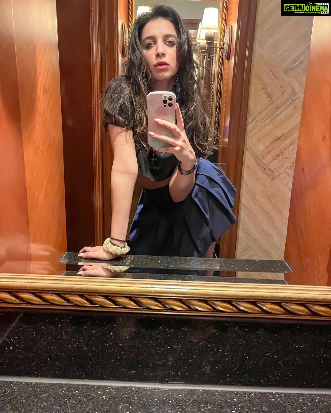Benafsha Soonawalla Instagram - What looks like my little bathroom breaks at family dinners 🍽