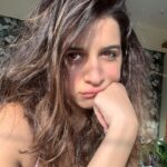 Benafsha Soonawalla Instagram - Woke up just in time to watch this cutie on @travelxptv , post which must go for a mighty hair wash 🌻🥰 Nails- @studionails_mumbai 🌻