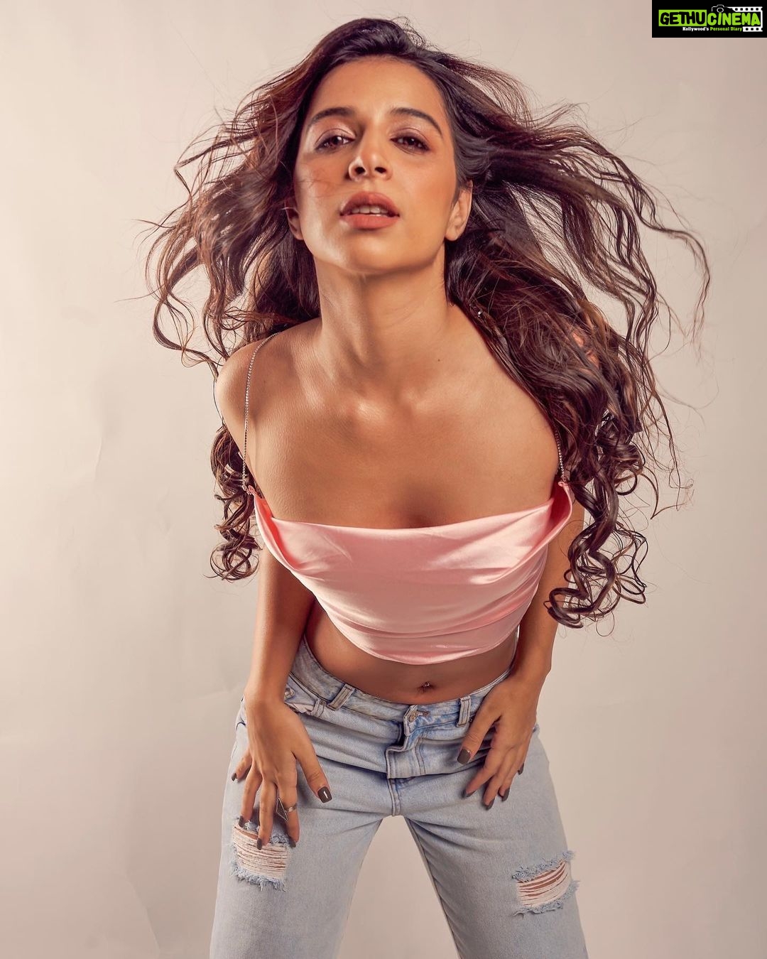 Benafsha Soonawalla Instagram - @toabhentertainment @studiotca @arindamsikdar @makeupandhairbymanasi @dimple_panjwani2315 @styling_by_priyanka @by_silmafargose @soni_rai02