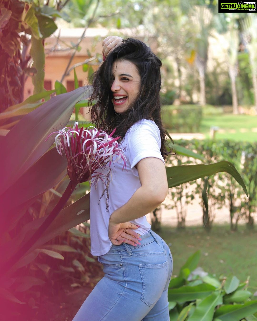 Benafsha Soonawalla Instagram - How are ya?🌺 . 📸- @aishwaryaa_nayak_photography @dellaadventureandresorts @jimmy_mistry 🏨 Della Adventure & Resorts