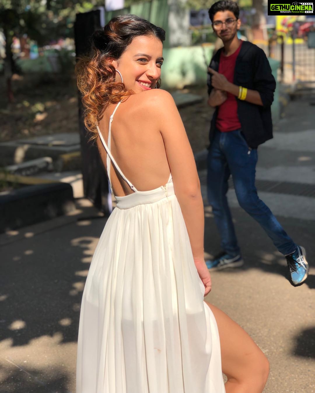 Benafsha Soonawalla Instagram - Good afternoon to everybody except this shameless photobomb boy😁 let’s host!