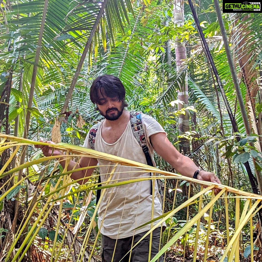 Bhuvan Bam - 1.5 Million Likes - Away from the internet, work, city life and all the hustle bustle, I spent a few days in the middle of the Amazon Rainforest, Brazil.
Went on a hike with monitor lizards, spiders and snakes constantly lurking around. A fascinating yet scary experience!
Main guide se english mein sawaal poochta tha aur woh Portuguese mein jawaab deta tha. Dono khush 🙂