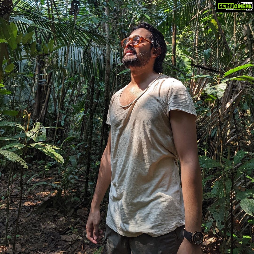 Bhuvan Bam - 1.5 Million Likes - Away from the internet, work, city life and all the hustle bustle, I spent a few days in the middle of the Amazon Rainforest, Brazil.
Went on a hike with monitor lizards, spiders and snakes constantly lurking around. A fascinating yet scary experience!
Main guide se english mein sawaal poochta tha aur woh Portuguese mein jawaab deta tha. Dono khush 🙂