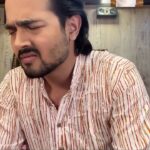 Bhuvan Bam Instagram - Saalon se hum gifts ke liye aise hi ladte aaye hain. Iss saal wala gift perfect hai. Apni behen ko bolo tumhaare liye bhi @themancompany ka Rakhi box abhi order kare, ye sach mein bohot amazing hai! #MySisterMyGifter #TMCRakhiBox #TheManCompany