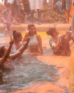 Chetna Pande Instagram - K Rang Lageya Ishq Da 
Holi #2023 

Thank you @lokhandeankita @jainvick #anvikirasleela you guys know how make every festival feel extra special ❤️