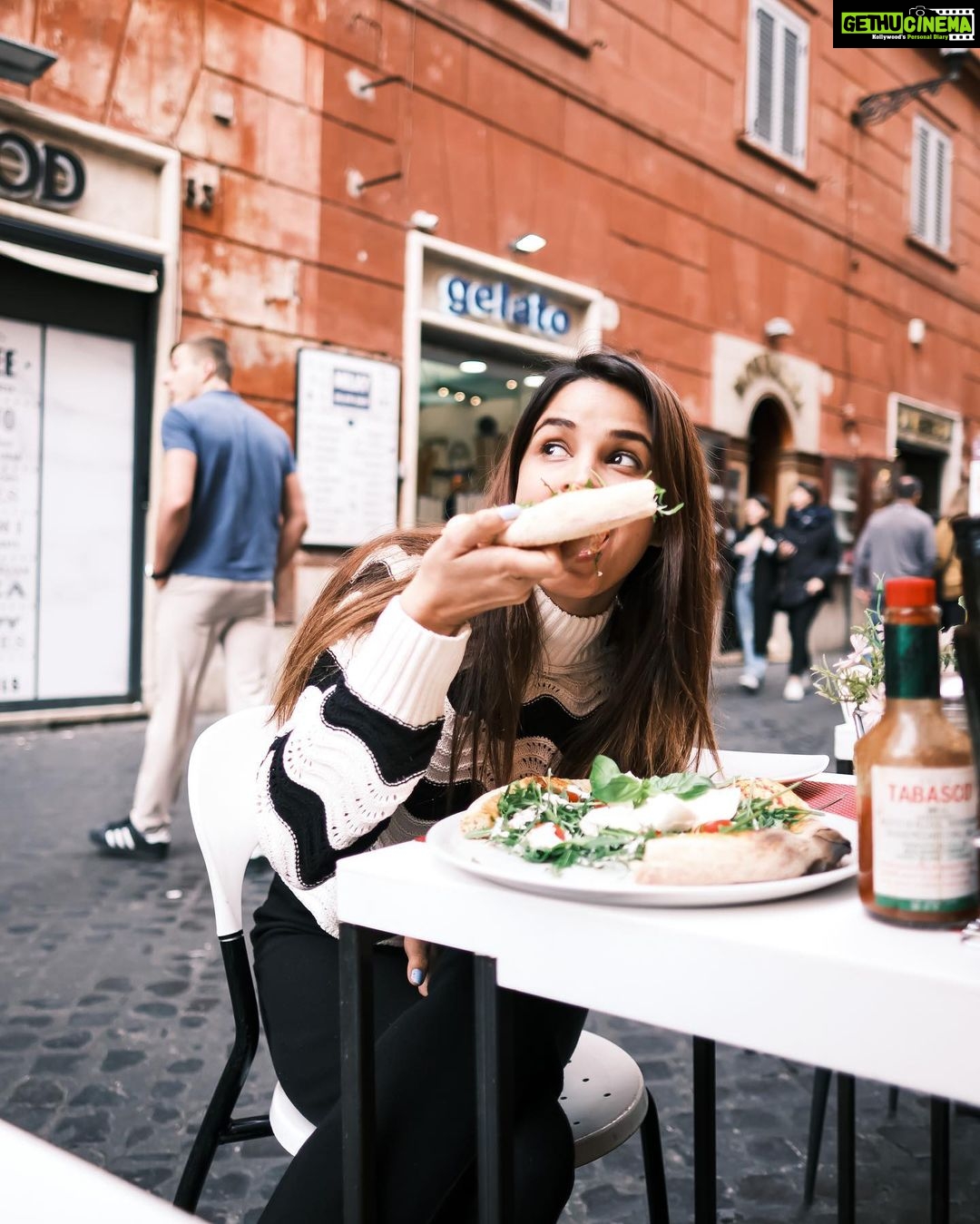 Chetna Pande Instagram - And dat how you eat an Italian pizza 🍕 🤤🤫( A beautiful day in Rome) #justbeingmyself #travelwithchetna #chetnainRome #travel #life #travelphotography #ttavelgram #wonderlust #italy🇮🇹 #italy2023 Rome, Italy