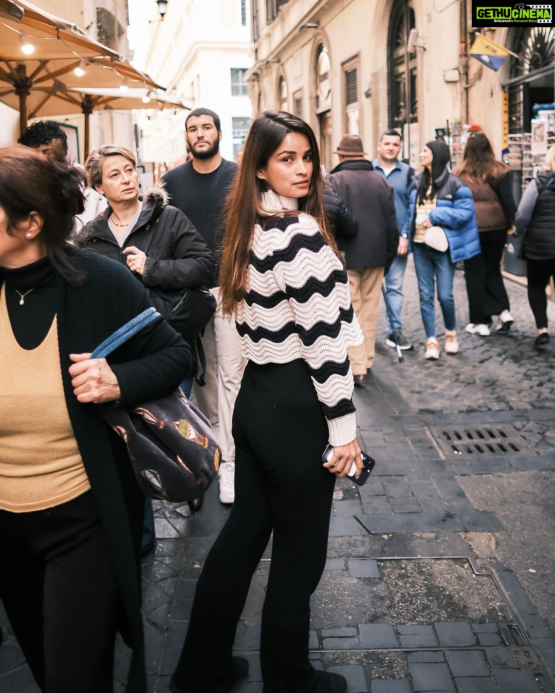 Chetna Pande Instagram - And dat how you eat an Italian pizza 🍕 🤤🤫( A beautiful day in Rome) #justbeingmyself #travelwithchetna #chetnainRome #travel #life #travelphotography #ttavelgram #wonderlust #italy🇮🇹 #italy2023 Rome, Italy