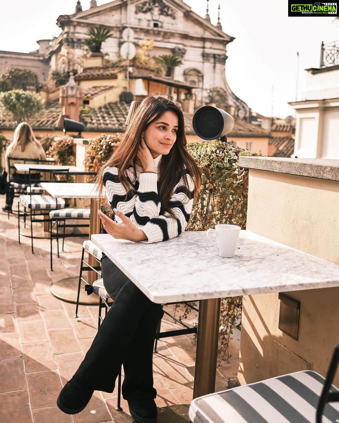 Chetna Pande Instagram - And dat how you eat an Italian pizza 🍕 🤤🤫( A beautiful day in Rome) #justbeingmyself #travelwithchetna #chetnainRome #travel #life #travelphotography #ttavelgram #wonderlust #italy🇮🇹 #italy2023 Rome, Italy
