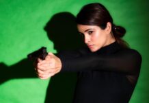 Chetna Pande Instagram - I got guns in my head and they won't go Spirits in my head and they won't go 🔪🖤🎯 📸 :- @nishankswami 🧿