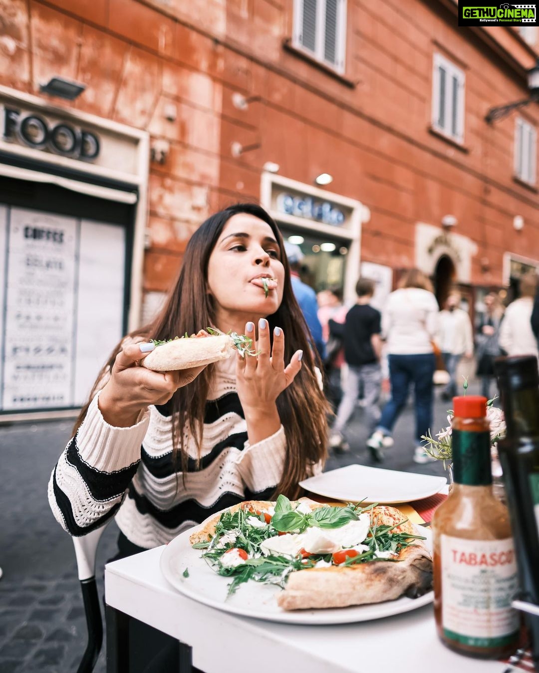 Chetna Pande Instagram - And dat how you eat an Italian pizza 🍕 🤤🤫( A beautiful day in Rome) #justbeingmyself #travelwithchetna #chetnainRome #travel #life #travelphotography #ttavelgram #wonderlust #italy🇮🇹 #italy2023 Rome, Italy