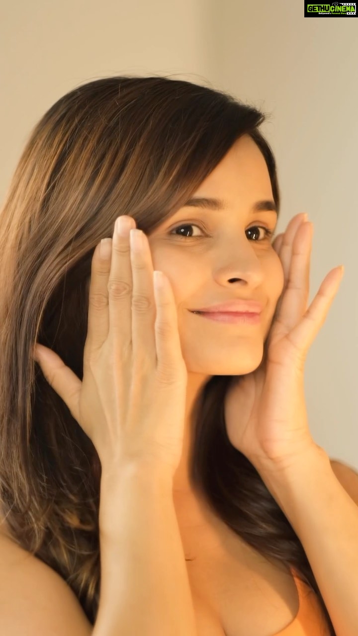 Chetna Pande Instagram - #AD The skincare routine that have been helping my skin stay nourished and glowy even through this year’s coldest winter is the 10% Vitamin C & 5% Niacinamide serum that helps to fade hyperpigmentation, dark spots and fights dullness for visibly glowing skin. Followed by cult favorite Vitamin C + E Moisturizer which is lightweight, sorbet-like texture that intensely hydrates skin. Look no further, and start this simple skincare routine to fight dullness to reveal even-toned glowing skin this New Year now! Grab from @dotandkey.skincare #ad Use my code CHETNA10 for additional love #TheCecret #VitaminCForSkin #WinterDullness #GlowingSkin #WinterSkincare