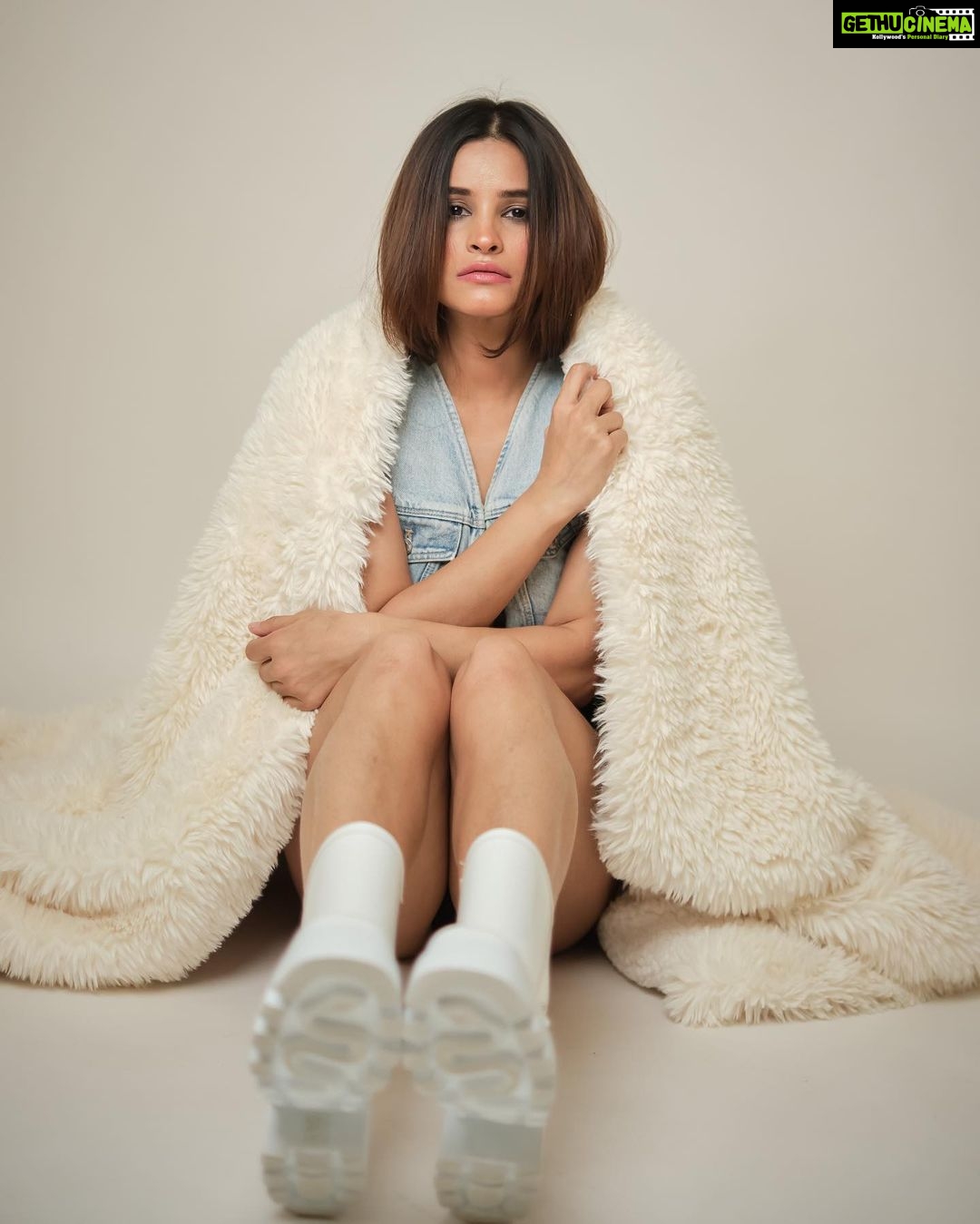 Chetna Pande Instagram - Courage doesn't always roar. Sometimes courage is the quiet voice the end of the day saying I will try again tomorrow. 🕰️⚡️